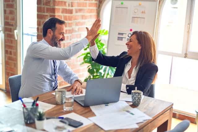 Consultor especializado en una correduría de seguros en Sevilla analizando condiciones de pólizas multirriesgo.