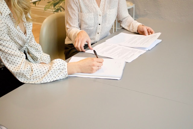 Consultor especializado analizando pólizas de seguros en una oficina de Sevilla.