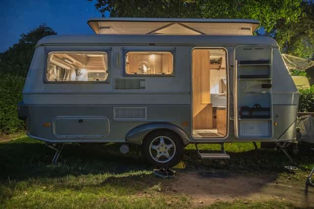 Exposición de caravanas modernas de diferentes gamas y distribuciones en Sevilla.