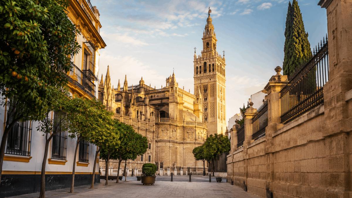 Catedral de Sevilla y Giralda cerca del Barrio de Santa Cruz