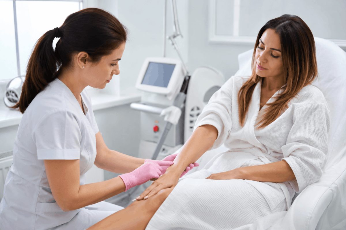 Profesional sanitario evaluando el fototipo y las características del vello de una paciente